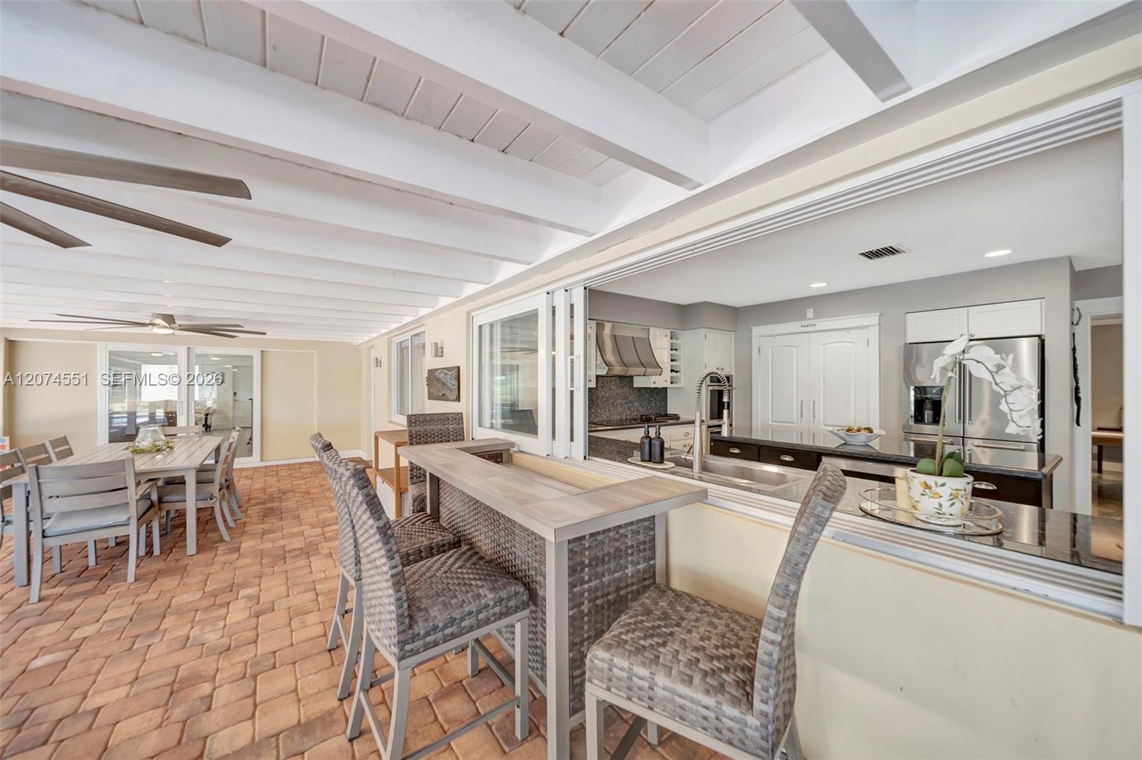 560 W Tropical Way