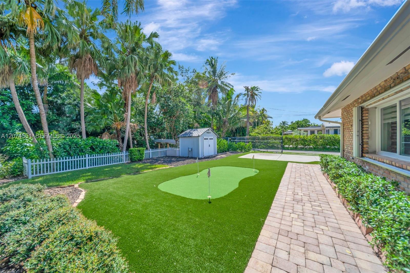 560 W Tropical Way