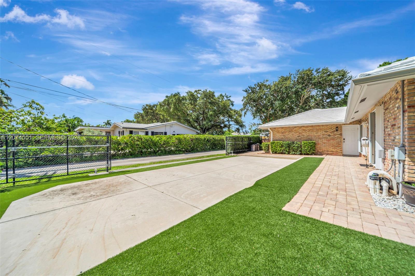 560 W Tropical Way