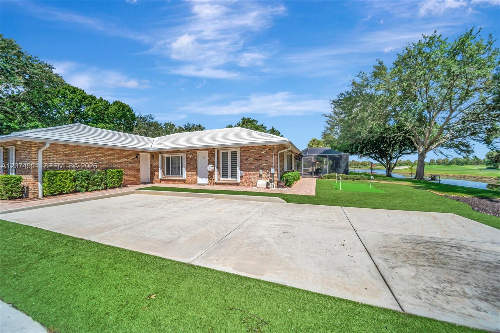 560 W Tropical Way