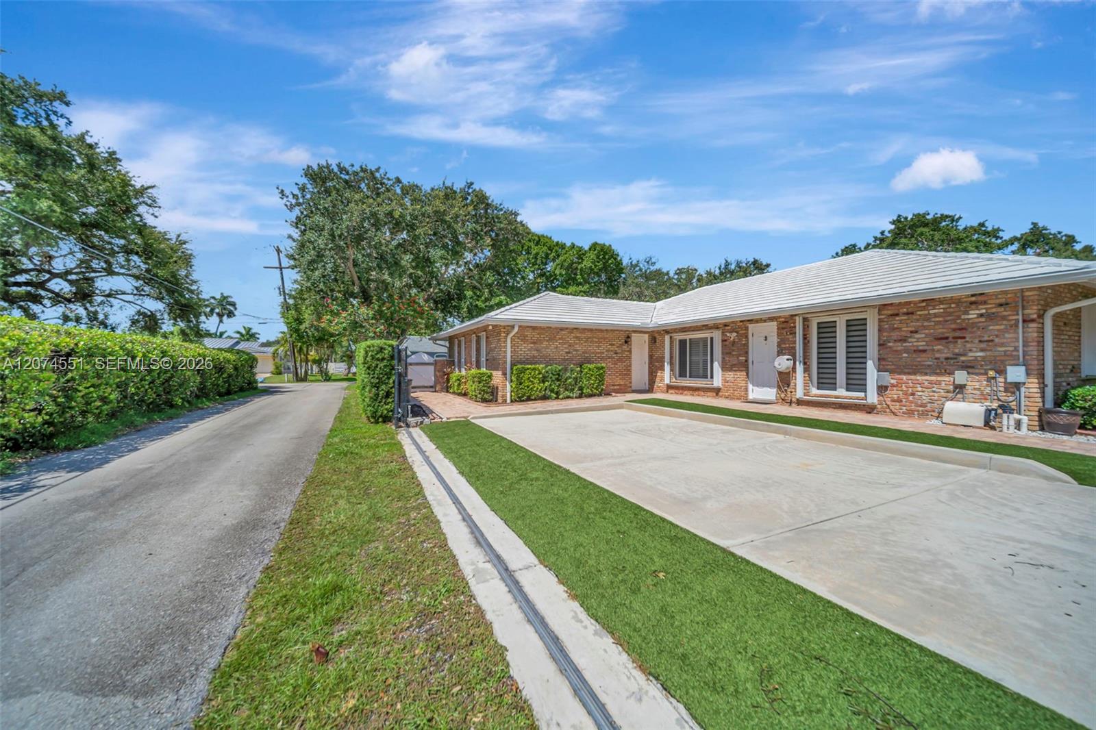 560 W Tropical Way