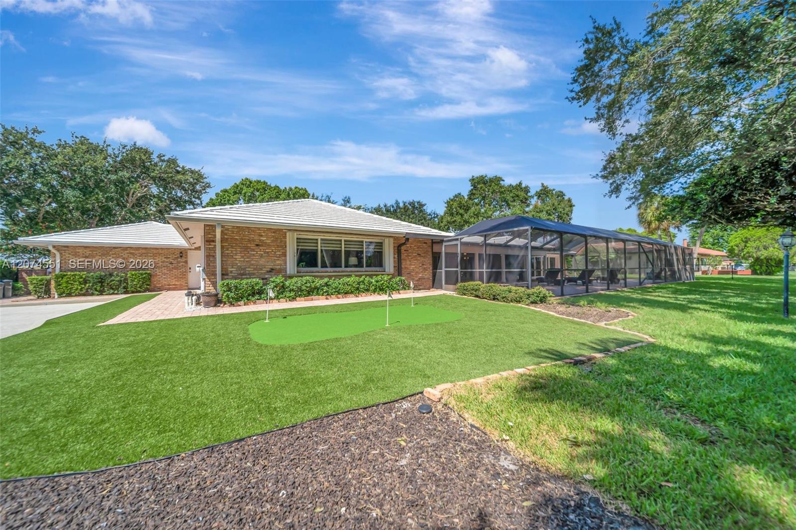 560 W Tropical Way