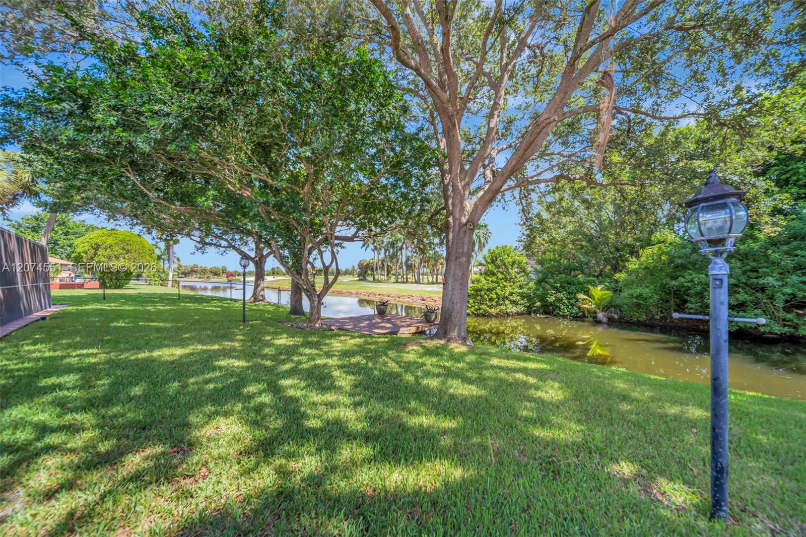 560 W Tropical Way
