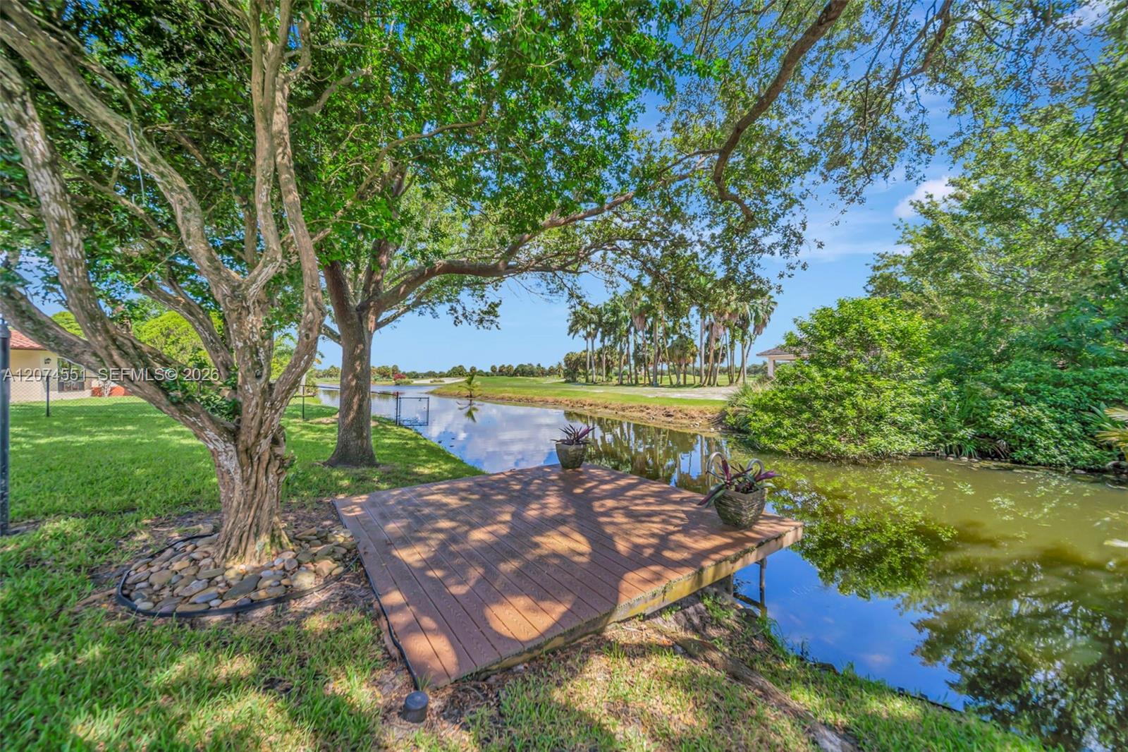560 W Tropical Way