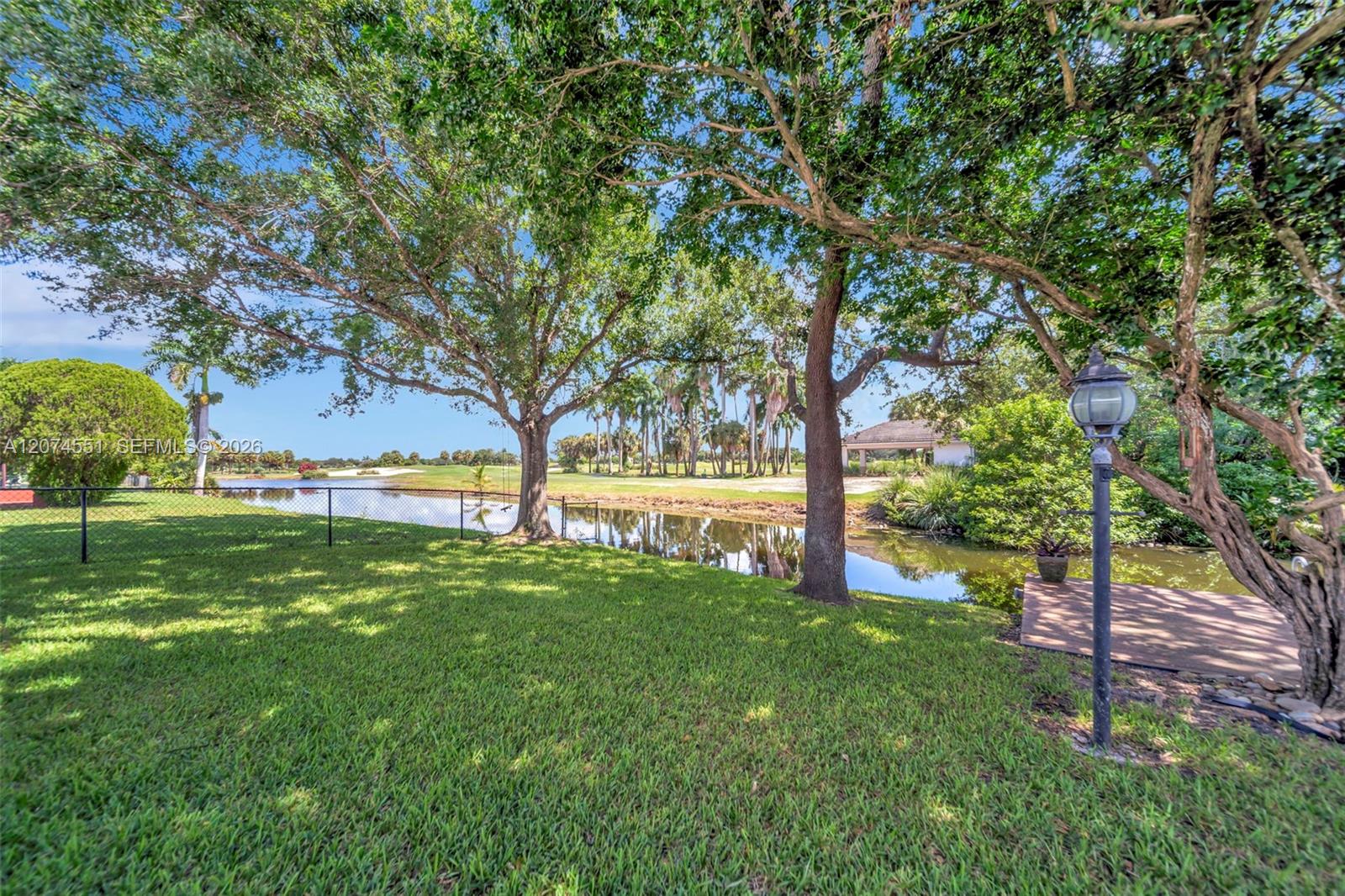 560 W Tropical Way