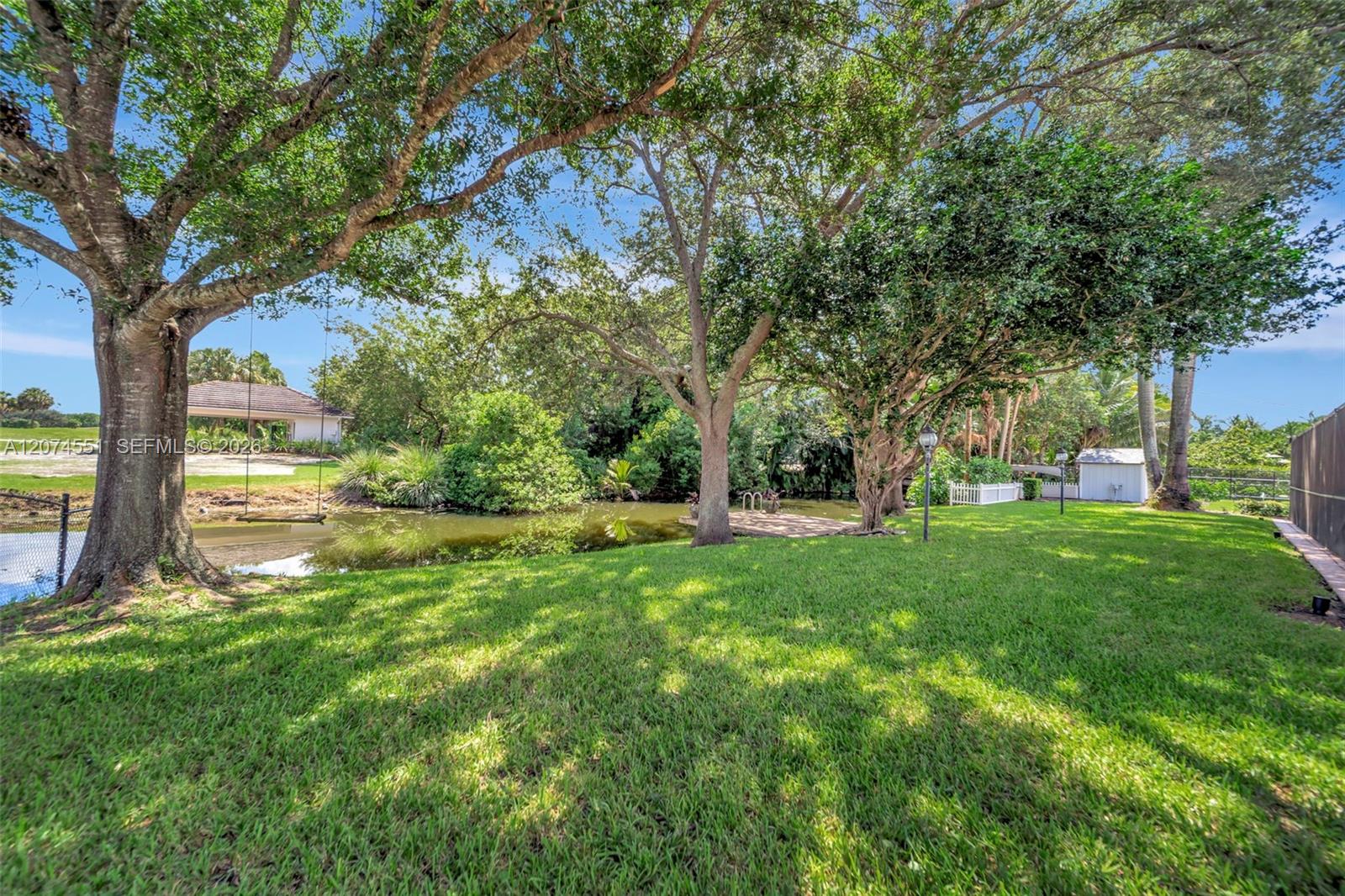 560 W Tropical Way