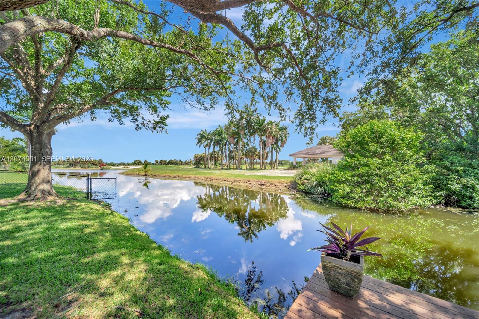 560 W Tropical Way