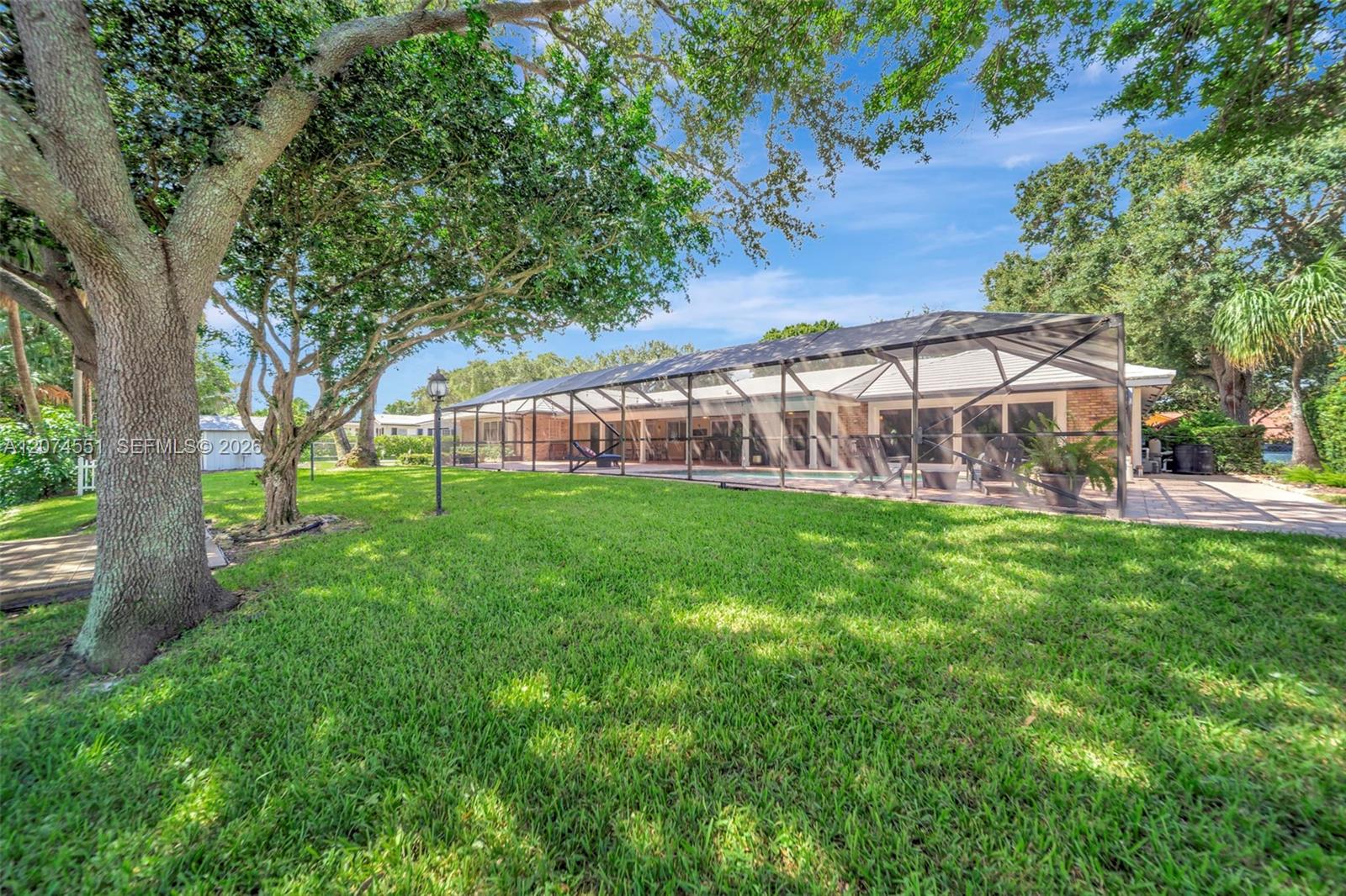 560 W Tropical Way