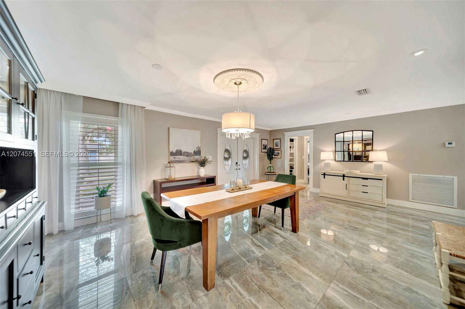 560 W Tropical Way