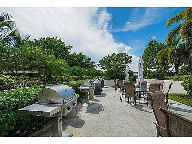 1000 W Island Boulevard