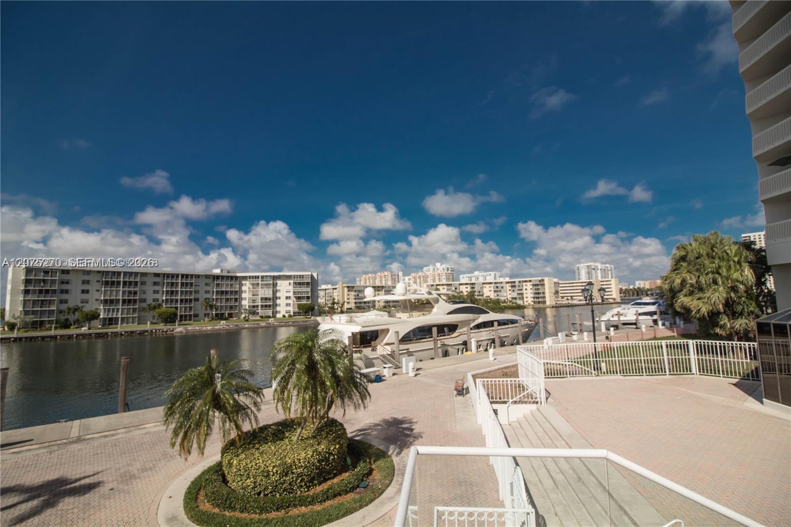 1000 W Island Boulevard