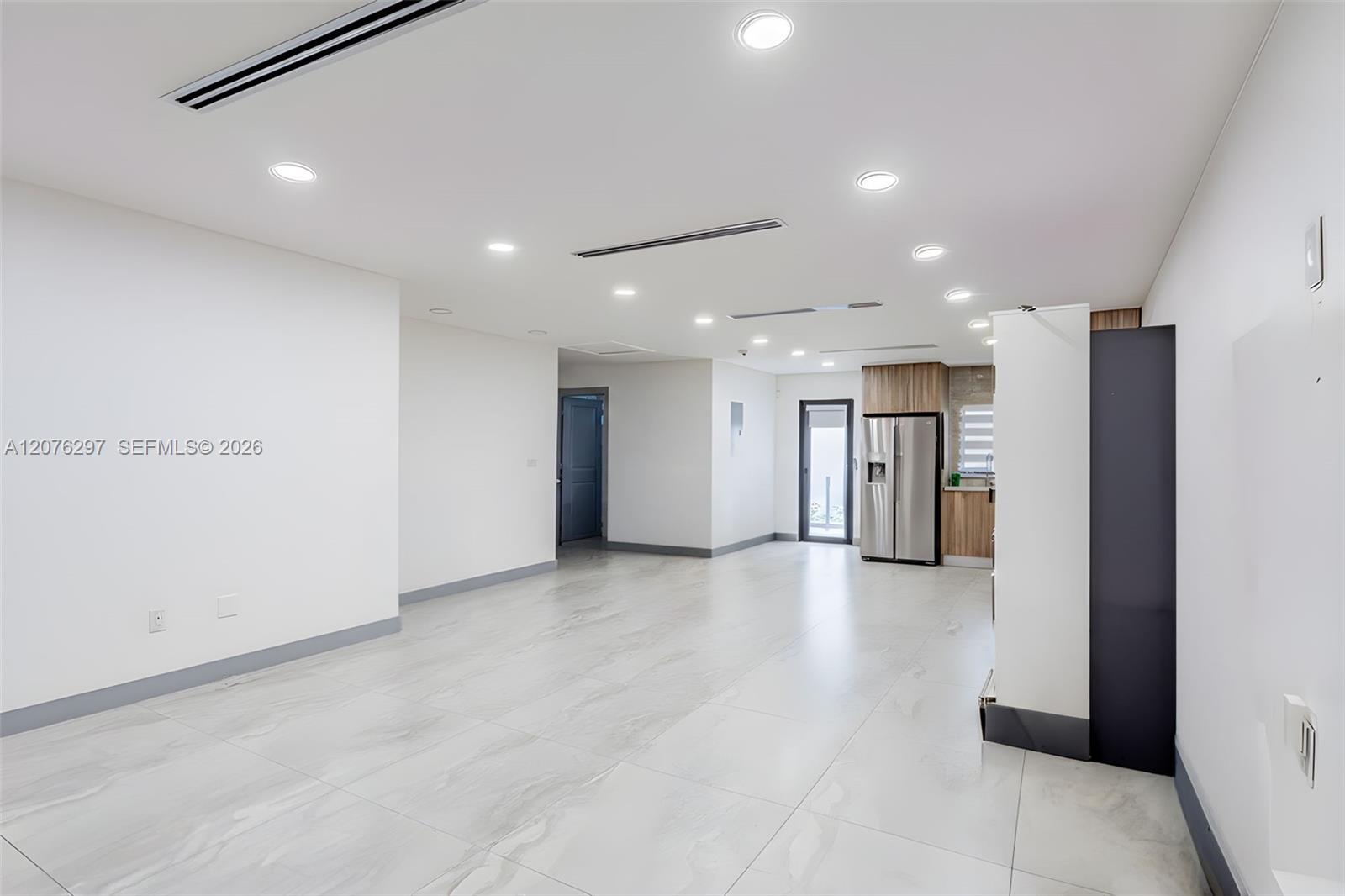 233 W 39th Place