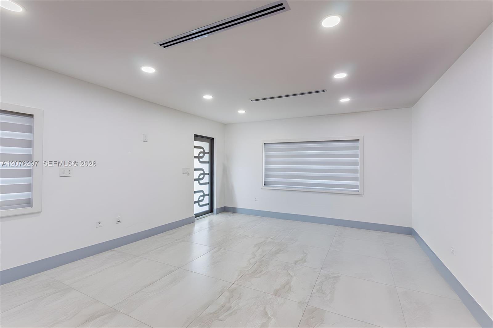 233 W 39th Place