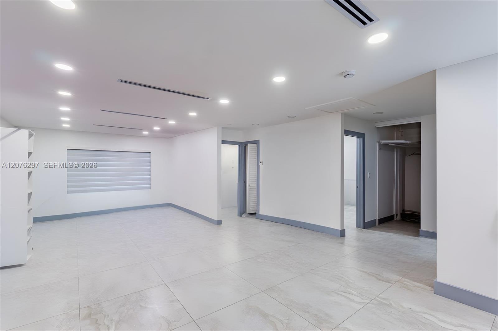 233 W 39th Place