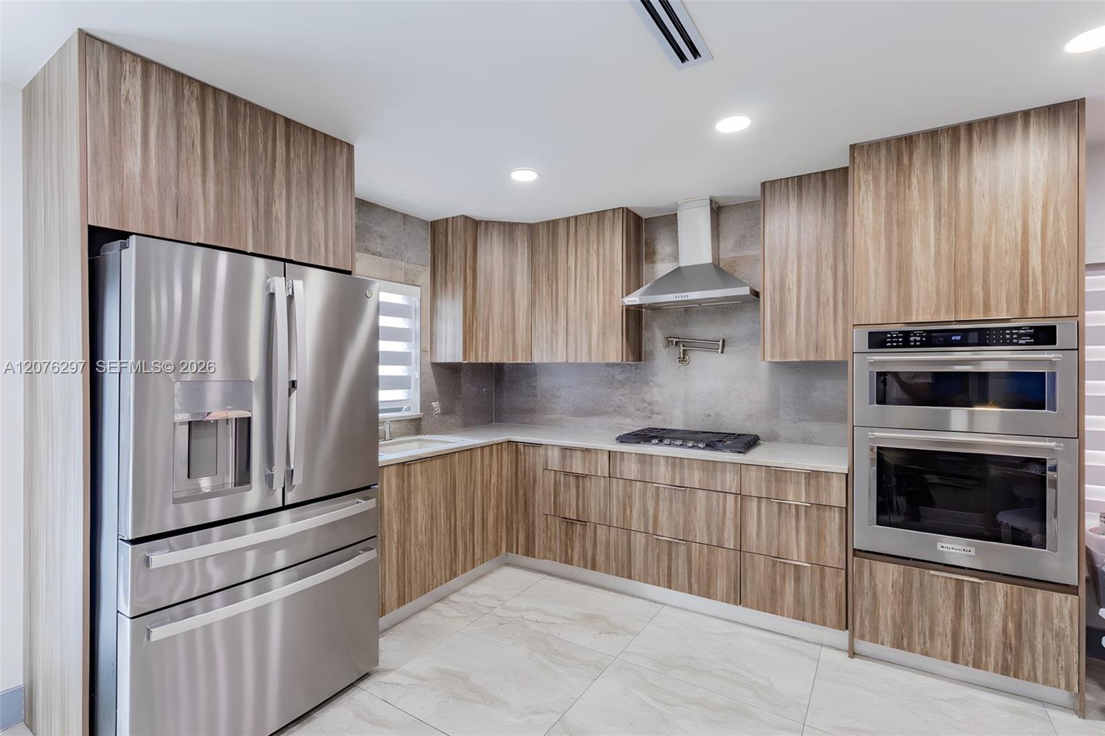 233 W 39th Place