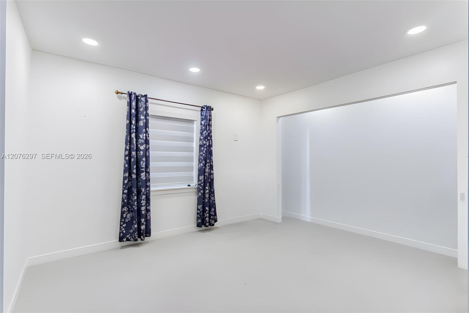233 W 39th Place