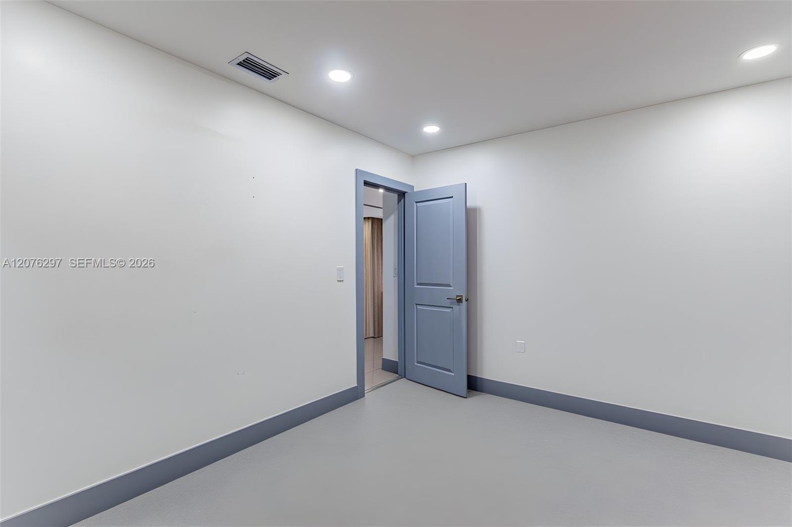 233 W 39th Place