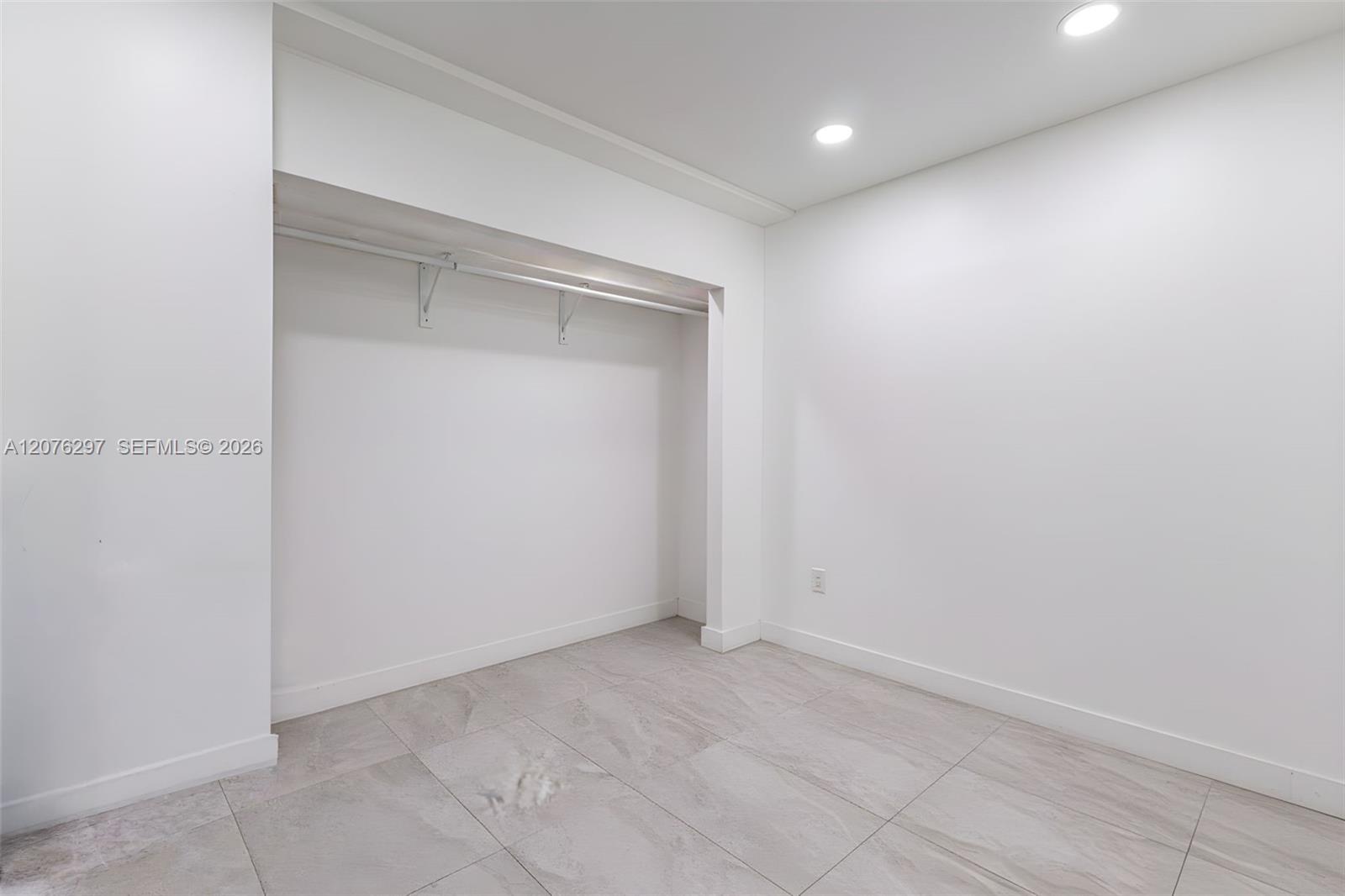233 W 39th Place