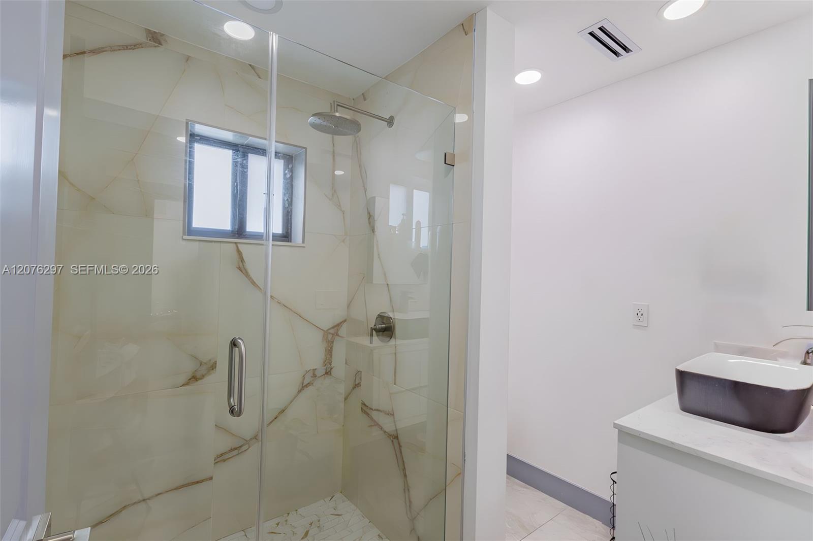 233 W 39th Place