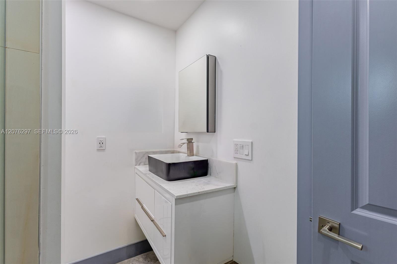 233 W 39th Place