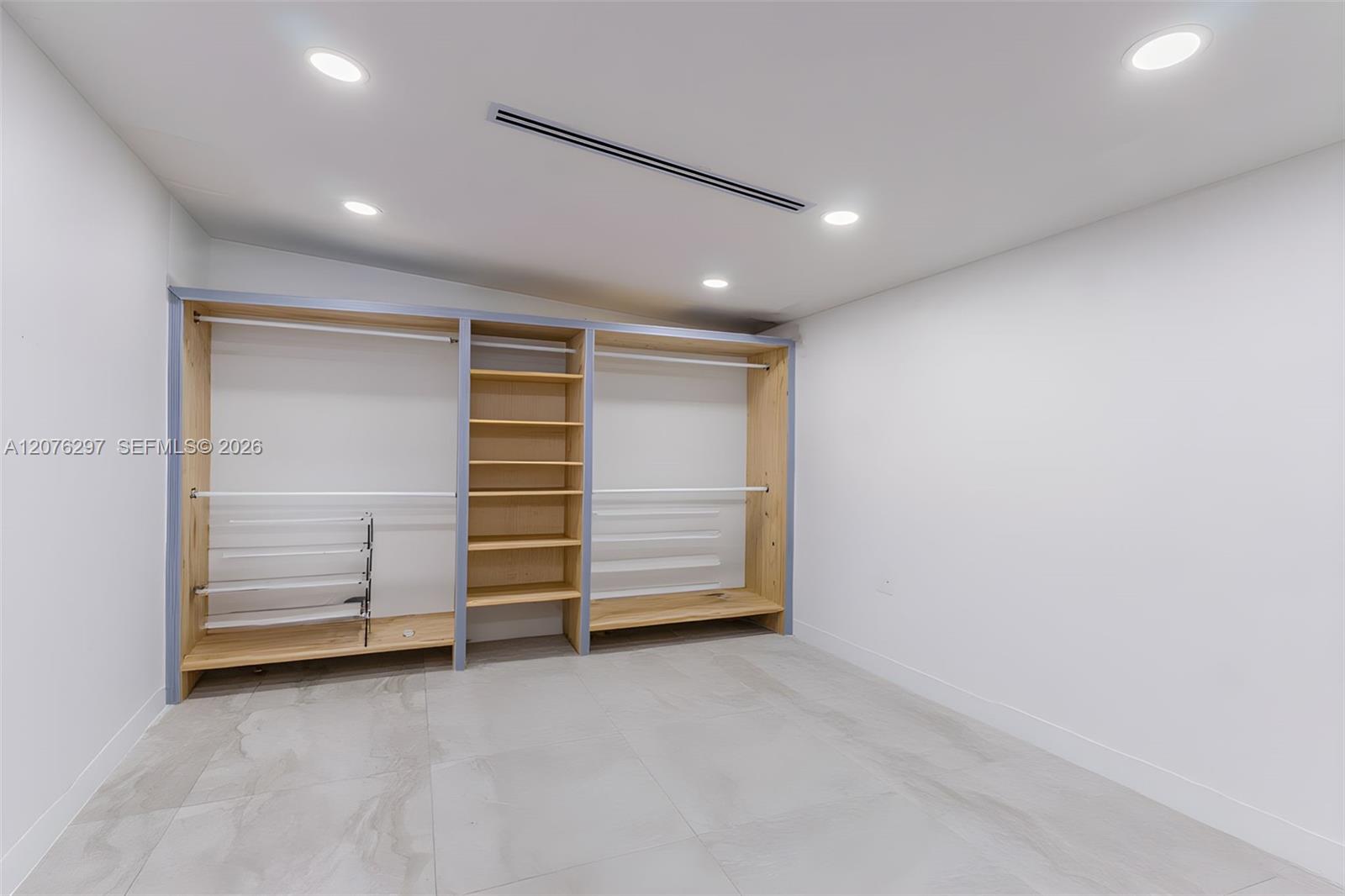 233 W 39th Place