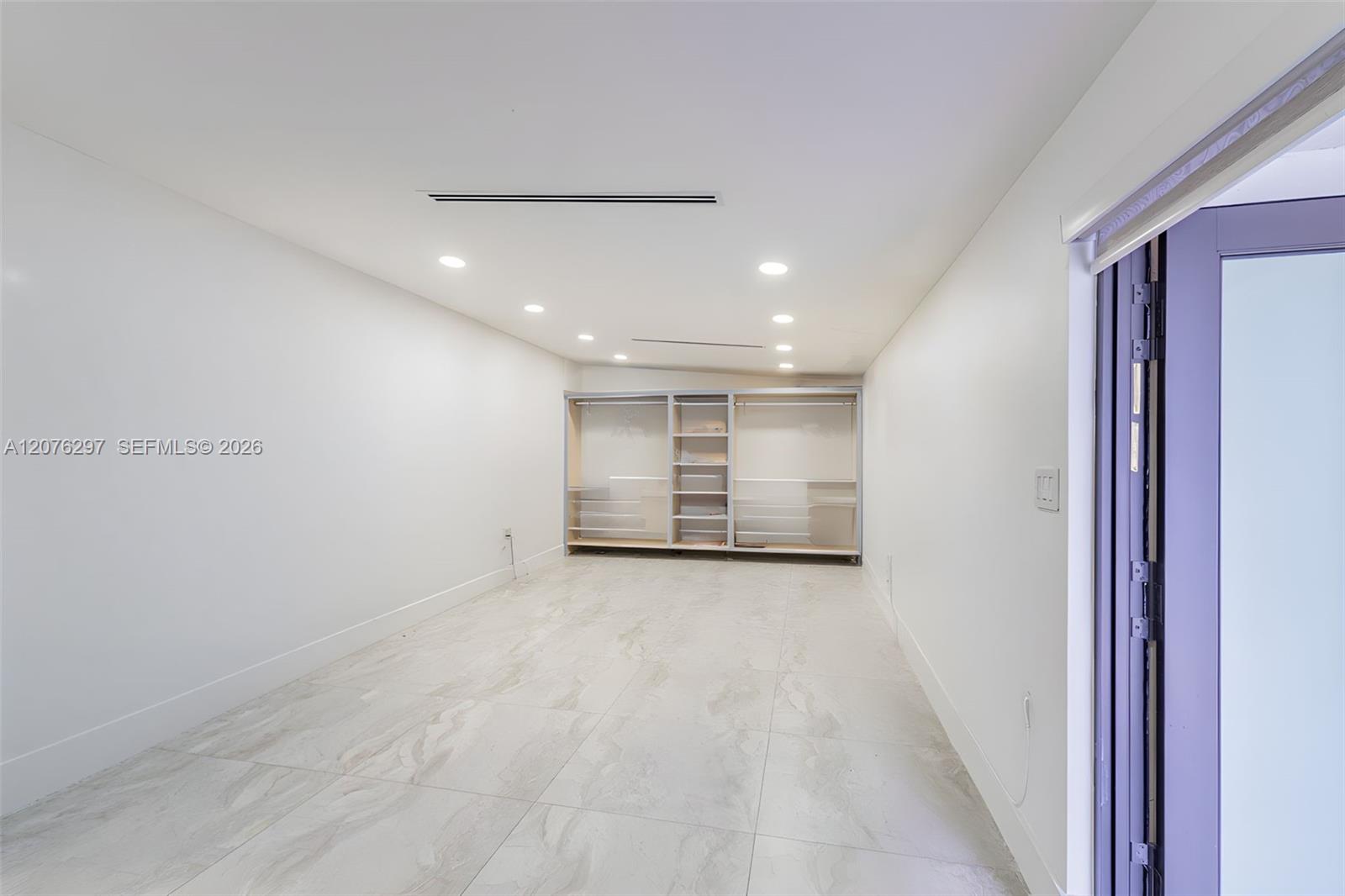 233 W 39th Place