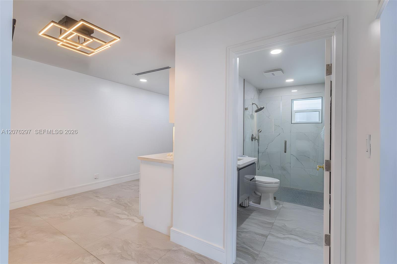 233 W 39th Place