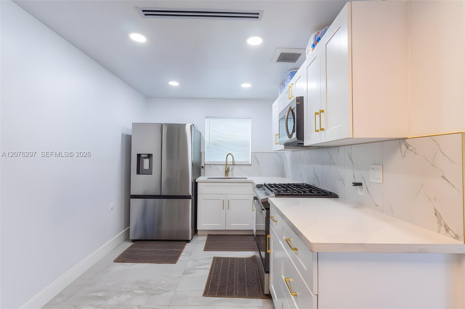 233 W 39th Place