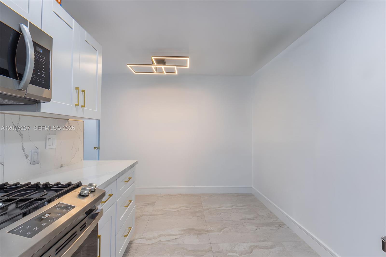 233 W 39th Place