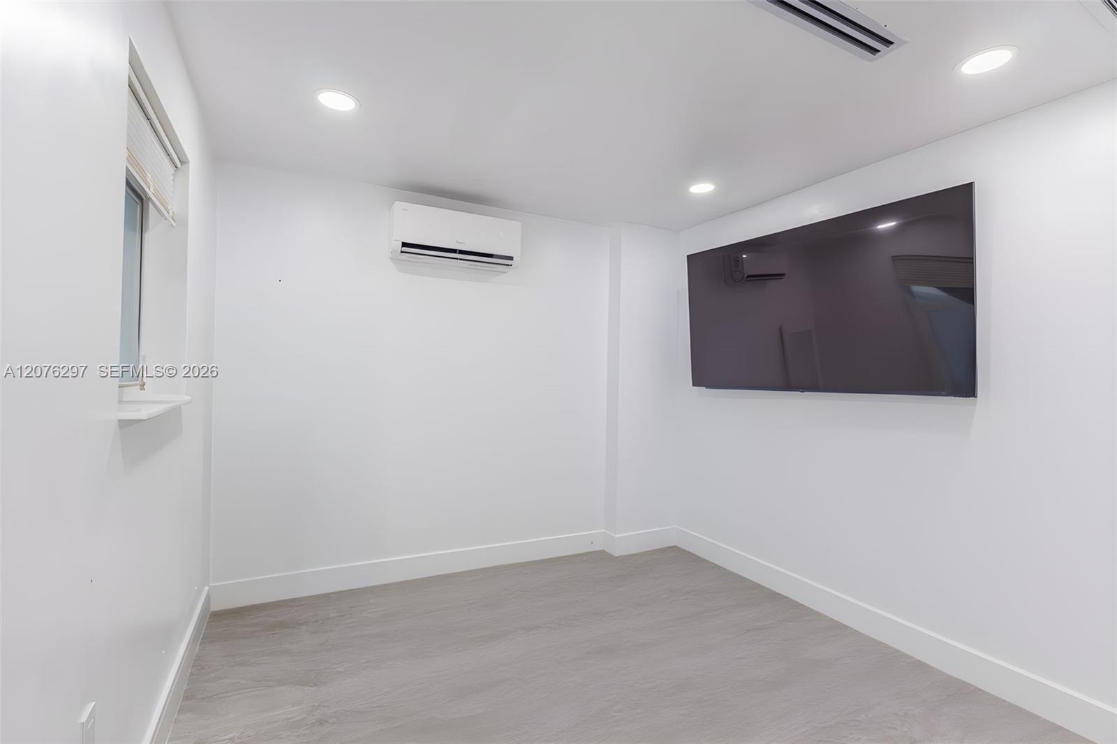 233 W 39th Place