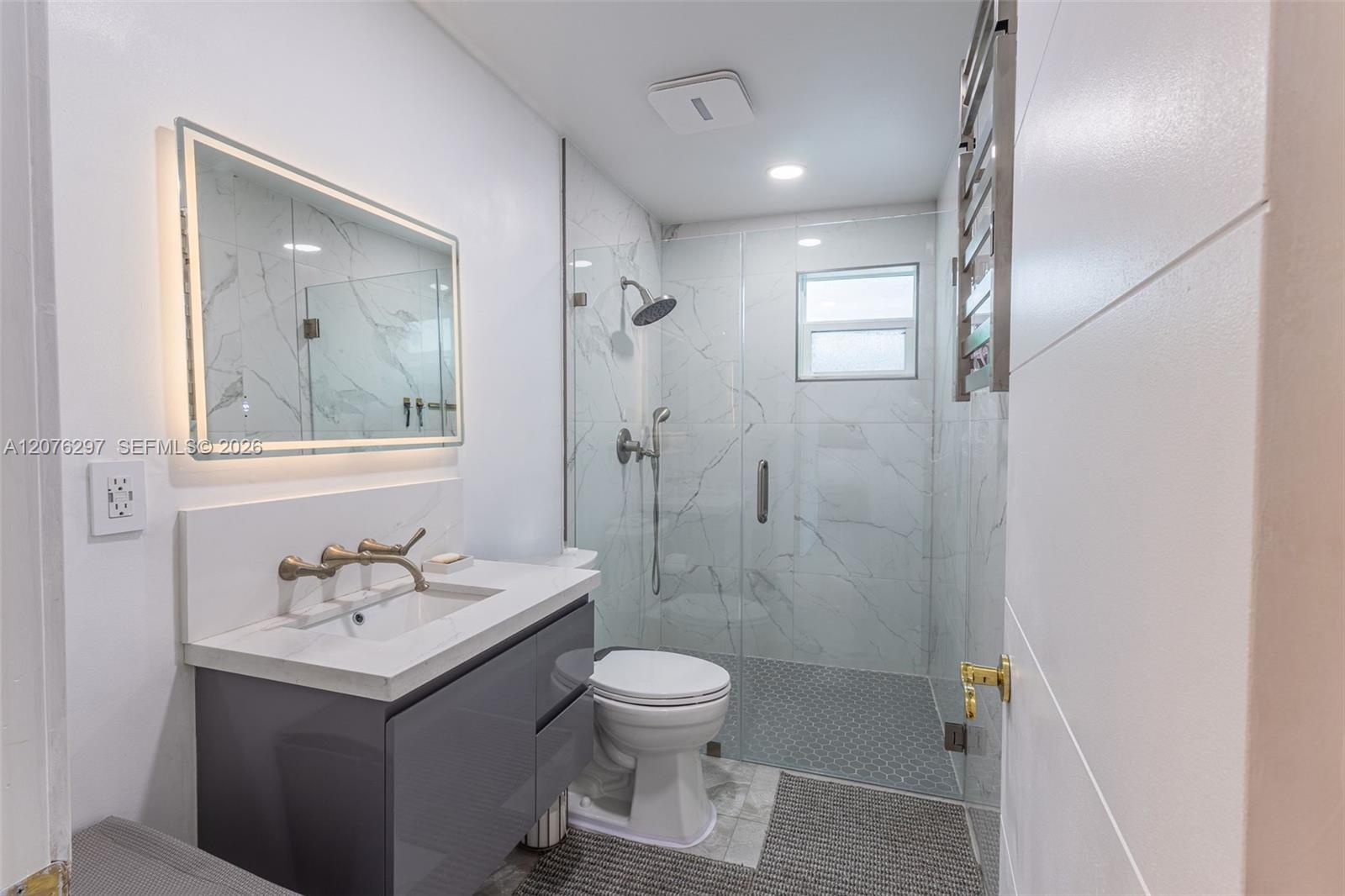 233 W 39th Place