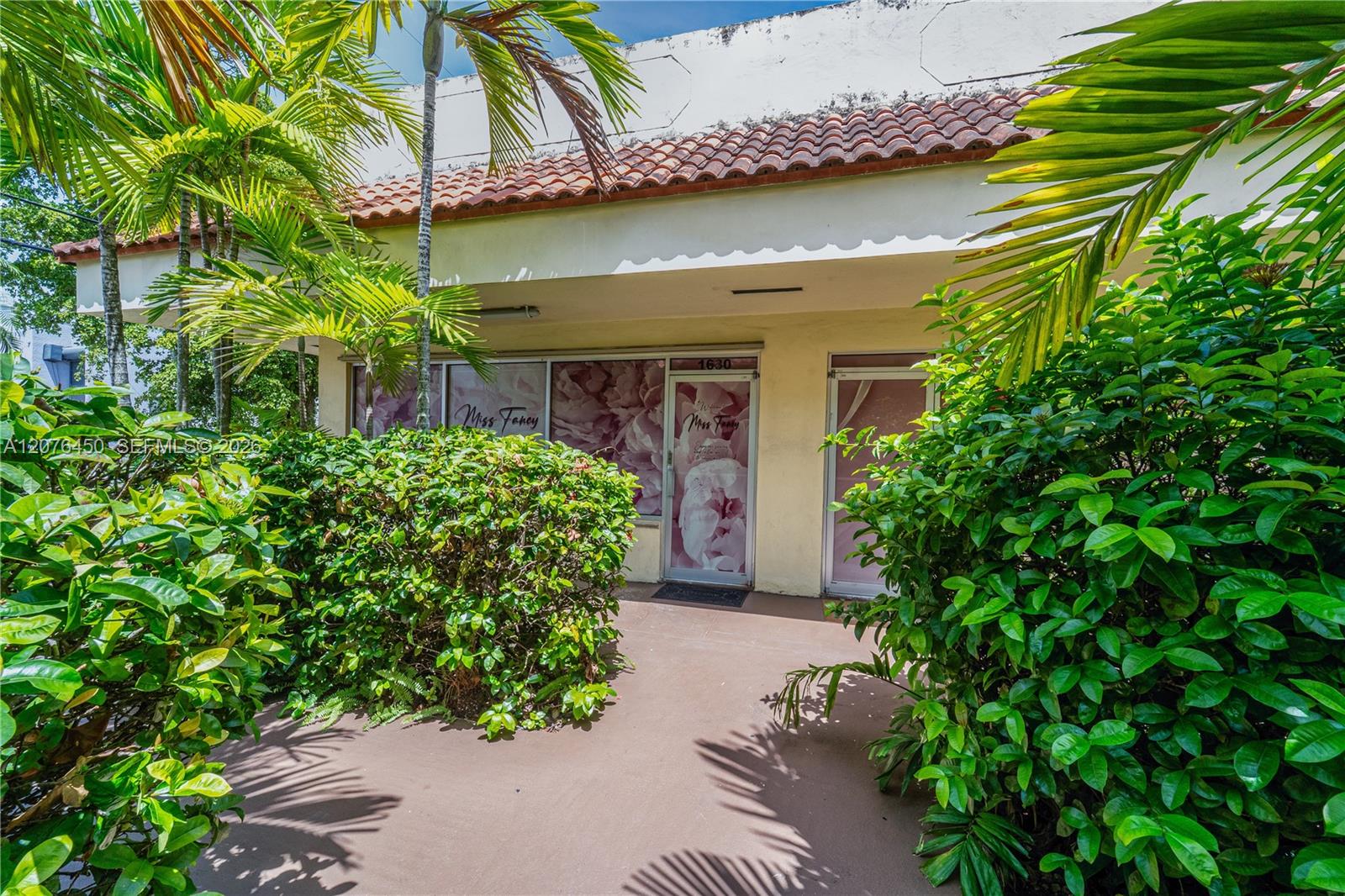 1600 W 38th Place
