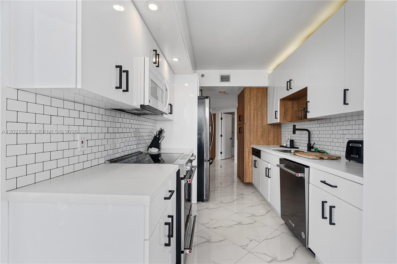 1000 W Island Boulevard