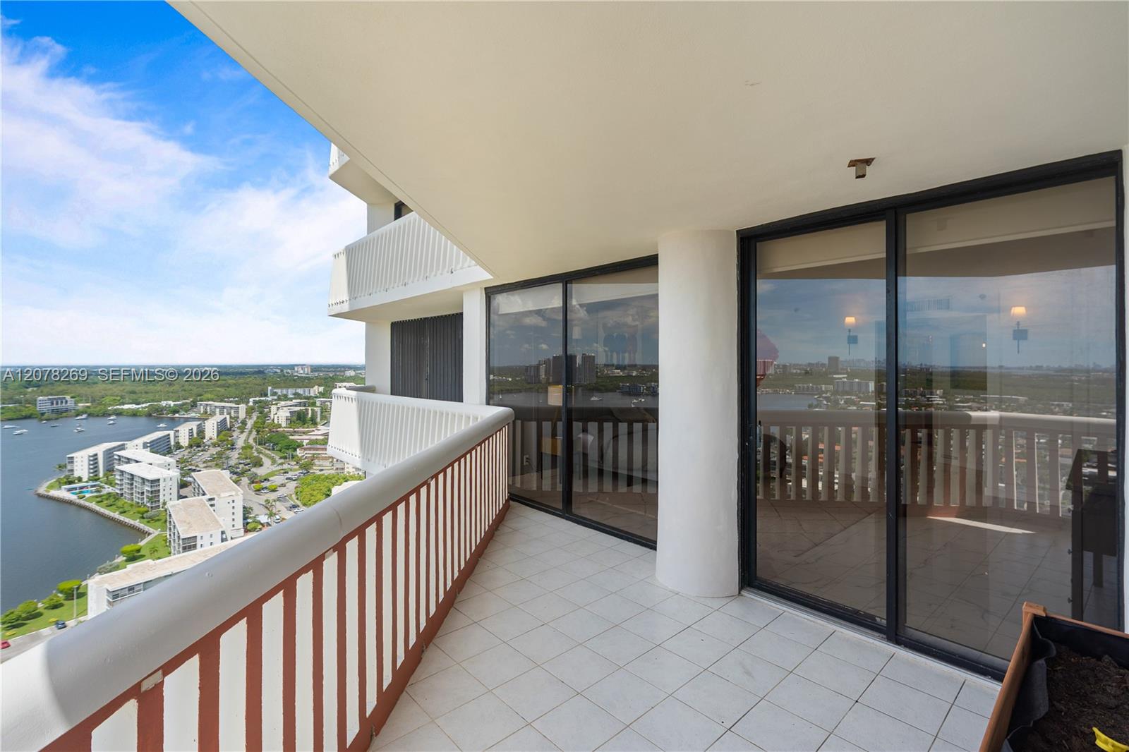 1000 W Island Boulevard