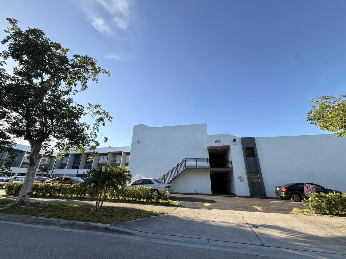 1305 W 46th Street