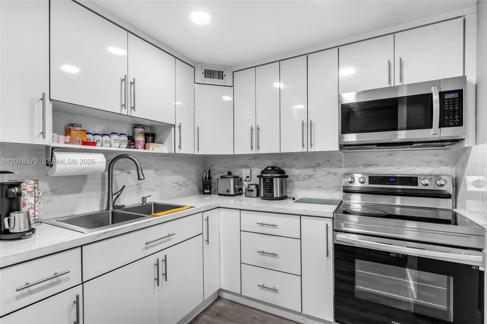 1825 W 44th Place