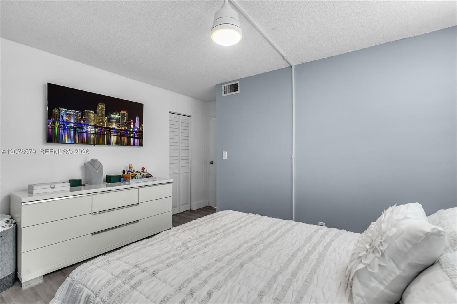 1825 W 44th Place