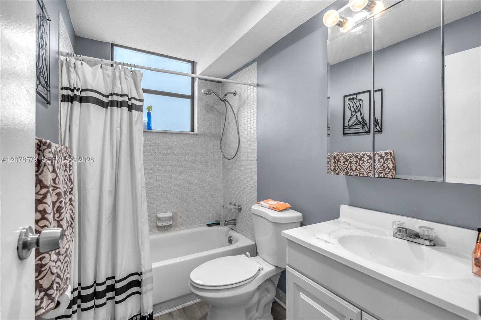 1825 W 44th Place
