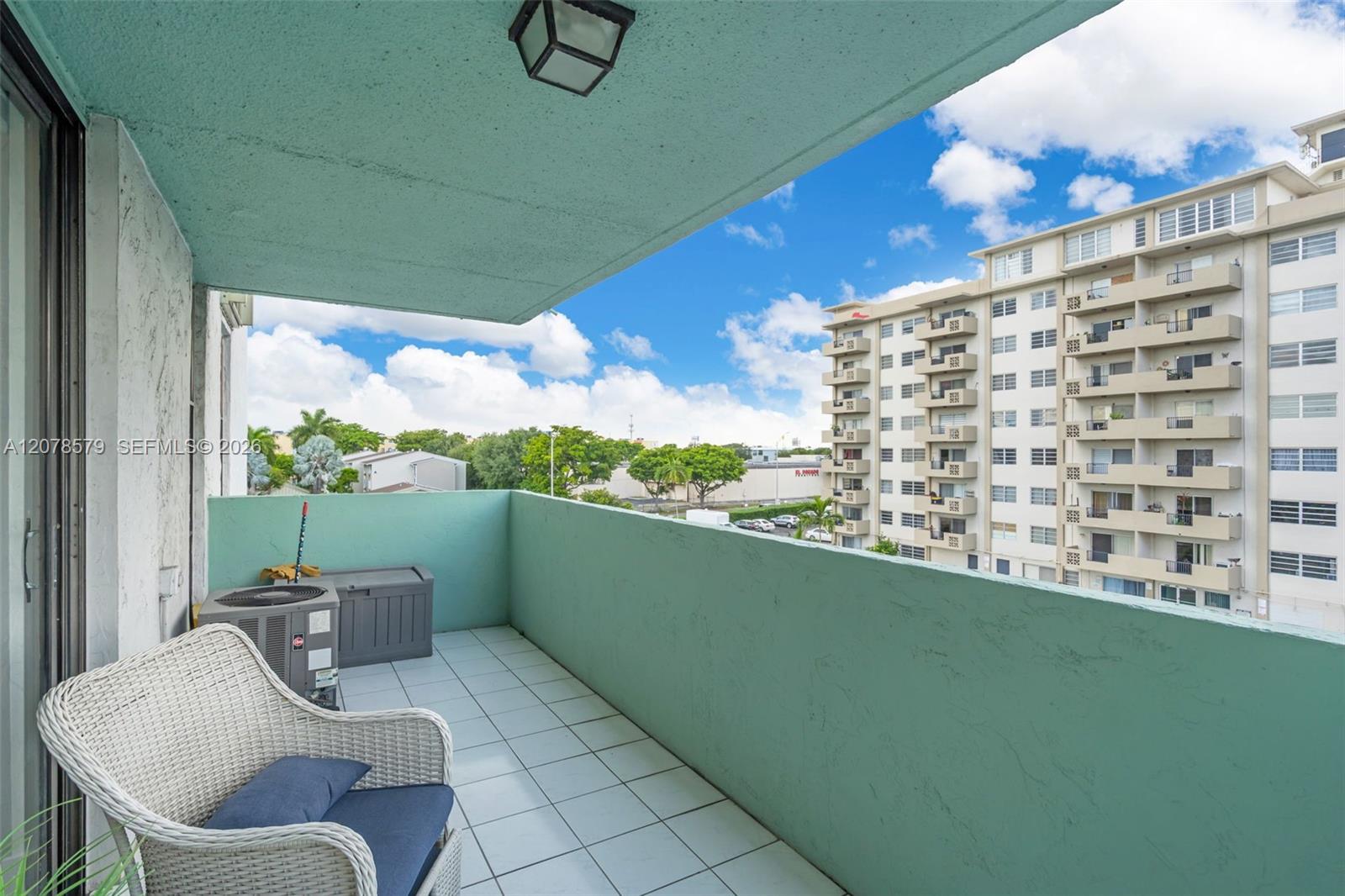 1825 W 44th Place