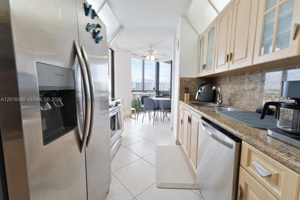 1000 W Island Boulevard
