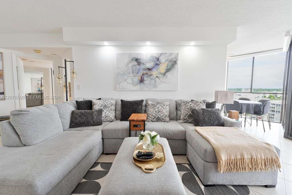 1000 W Island Boulevard