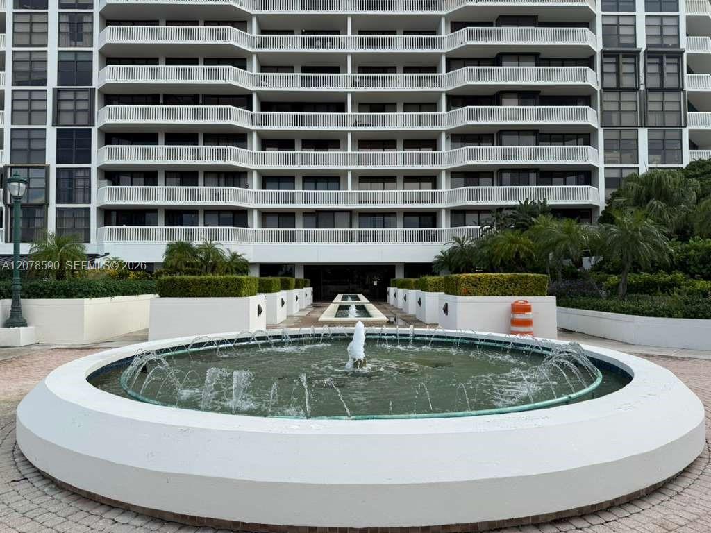 1000 W Island Boulevard