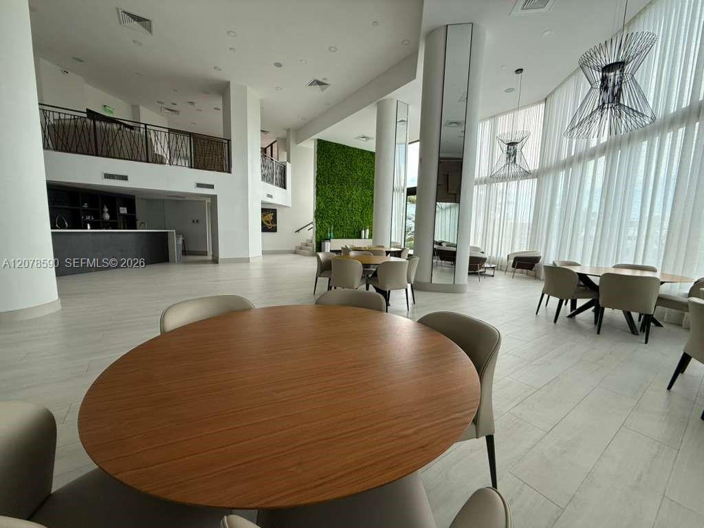 1000 W Island Boulevard