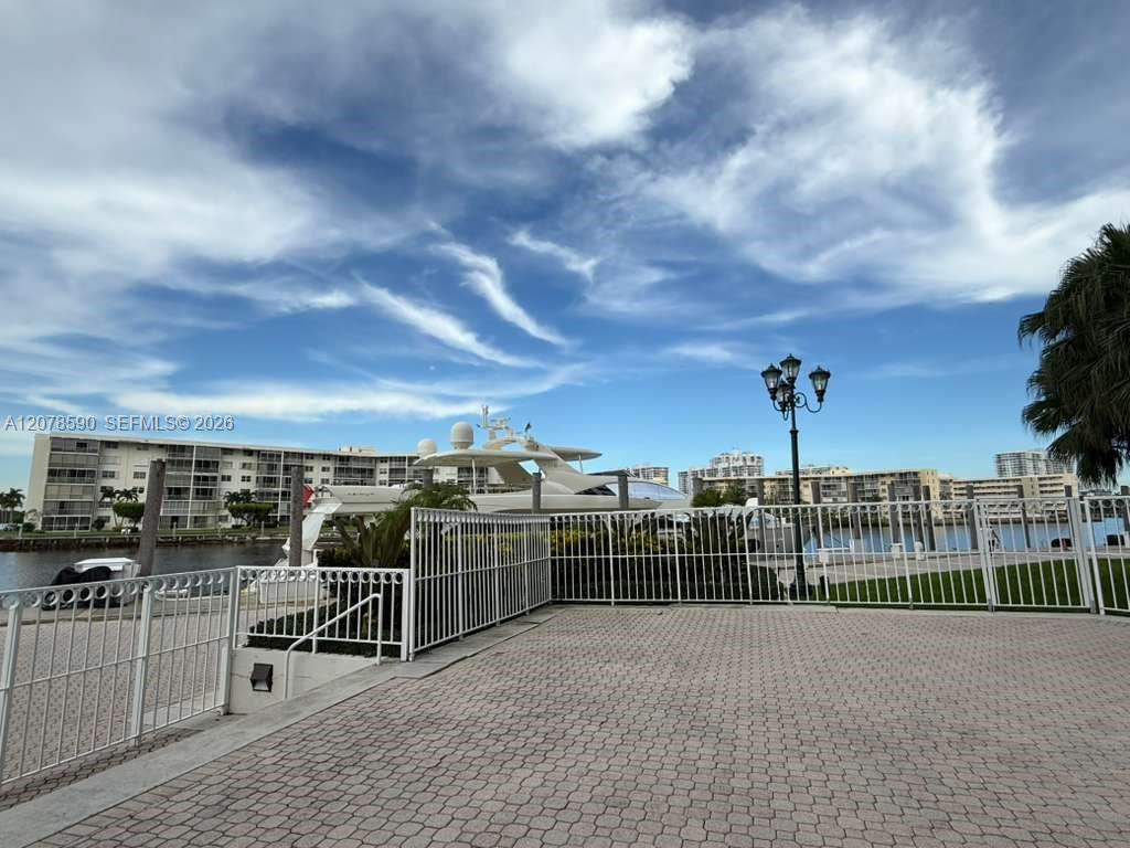 1000 W Island Boulevard