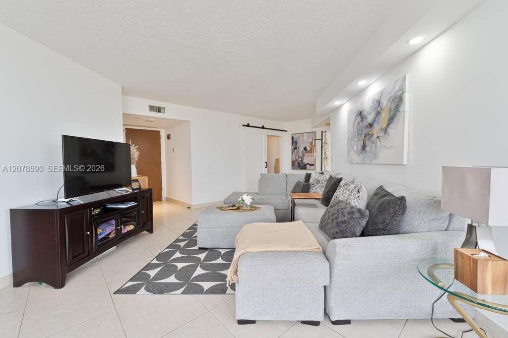 1000 W Island Boulevard