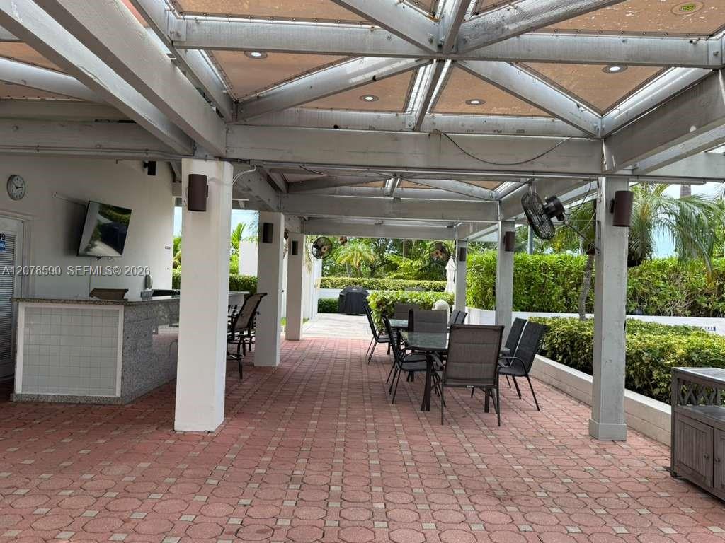 1000 W Island Boulevard