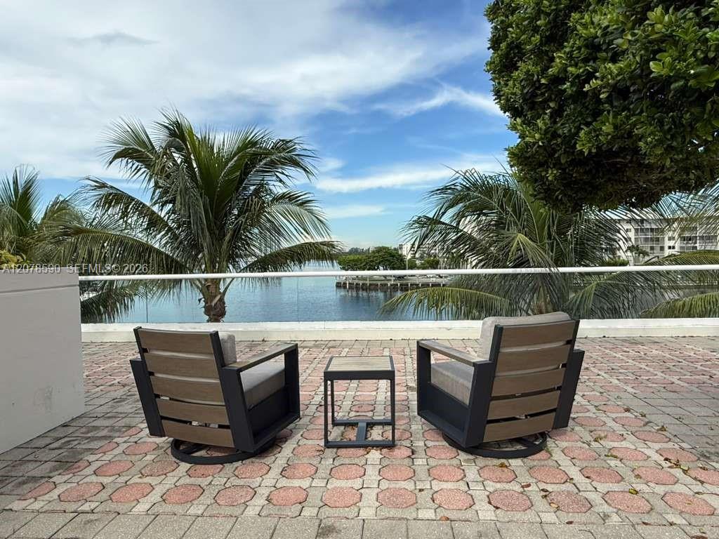 1000 W Island Boulevard