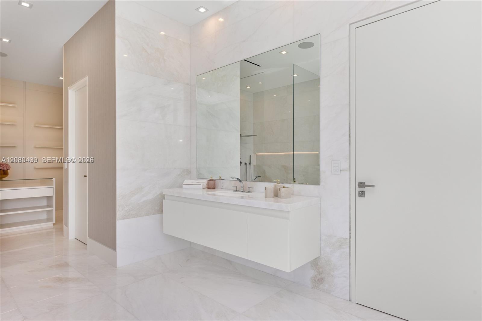 2560 Del Lago Drive