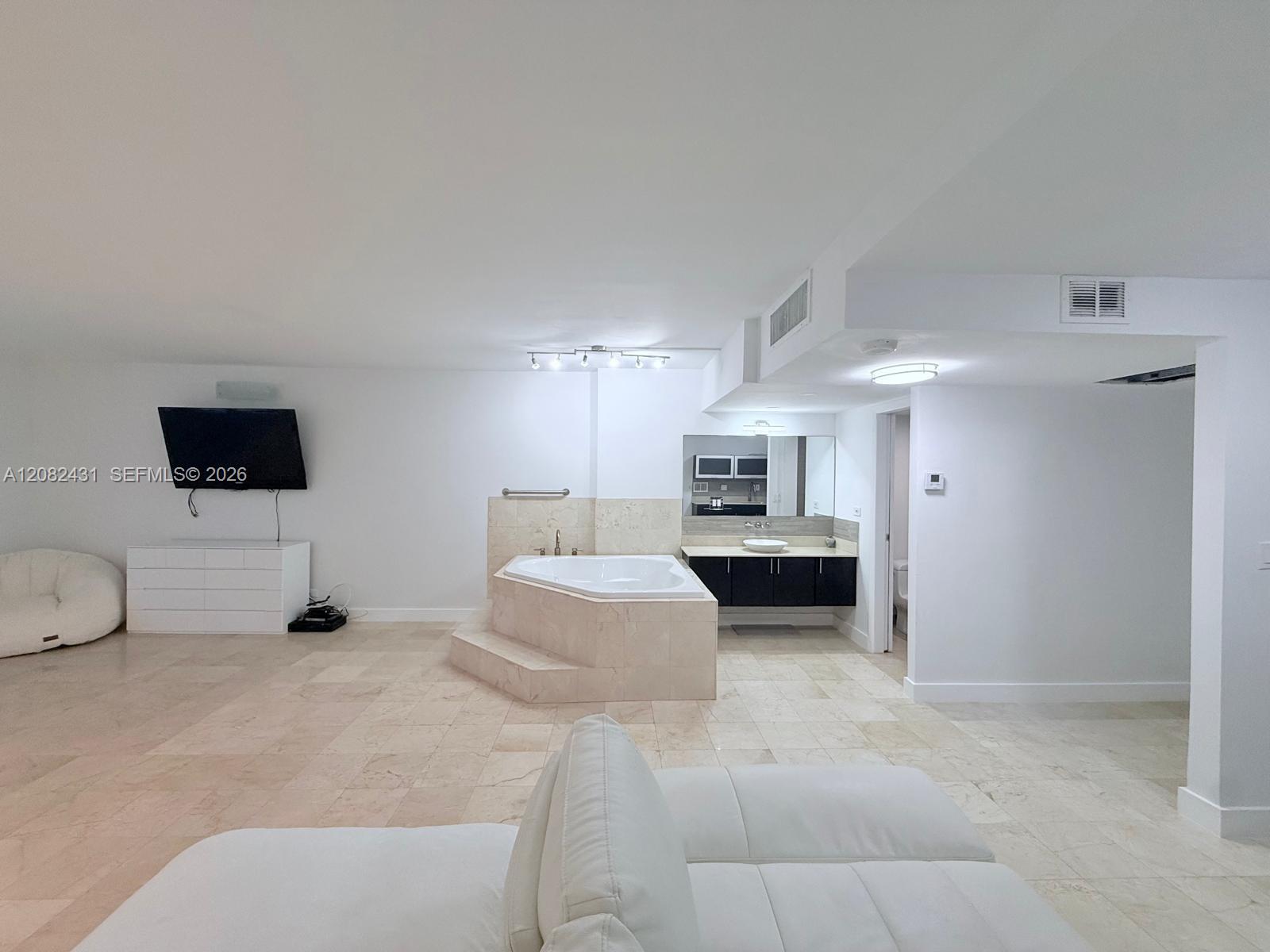 2301 Collins Avenue