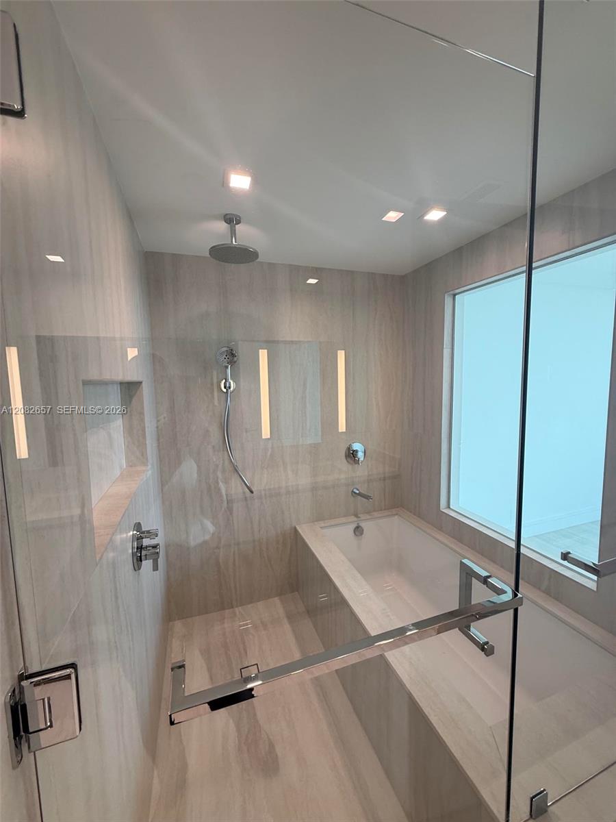 2411 Laguna Circle